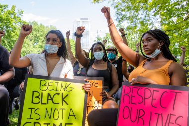 Siyahi kadın Protestanlar kartlarıyla hayatlarımıza saygı gösterirler ve siyah olmak suç değildir.