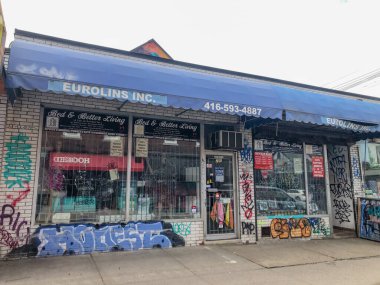 Kapalı dükkan önü. COVID-19 salgını sırasında pek çok mağaza kapanmak zorunda kaldı.