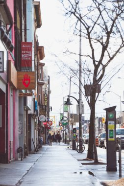 COVID-19 salgınından dolayı şehir merkezinde boş bir cadde..