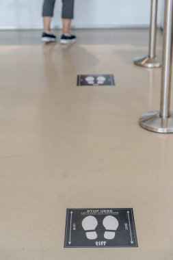 TIFF Bell Işıkkutusu, COVID-19 salgını nedeniyle sosyal uzaklık ölçümleri yürürlükte olan bu yıl çoğunlukla sanal bir festival olan 2020 Toronto Uluslararası Film Festivali boyunca neredeyse boşaldı..