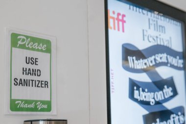TIFF Bell Işıkkutusu, COVID-19 salgını nedeniyle sosyal uzaklık ölçümleri yürürlükte olan bu yıl çoğunlukla sanal bir festival olan 2020 Toronto Uluslararası Film Festivali boyunca neredeyse boşaldı..