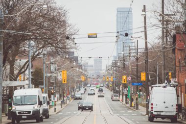 Coronavirus 'a göre Toronto şehir merkezinde trafiğin yoğun olduğu saatlerde caddede çok az araba var..