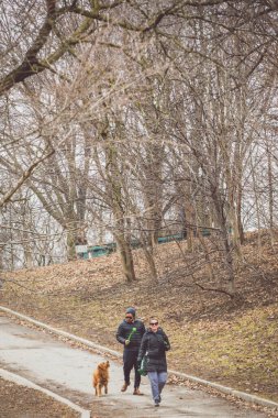 TORONTO, ONTARIO, CANADA - 21 Mart 2020: İNSANLAR ORONA VIRUS DURUŞTURUĞU PARK 'DA İÇİNSANLARI YAŞIYOR