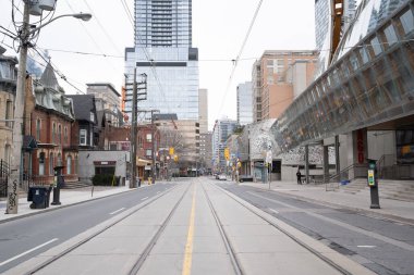 Toronto şehir merkezindeki caddede COVID-19 salgını nedeniyle çok az araba var.. 