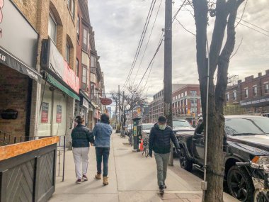 COVID-19 salgını sırasında yüz maskesi takan kişi.