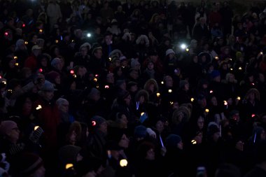 Toronto Yahudi Cemaati nöbeti sırasında Mel Lastman Meydanı 'ndaki Pittsburgh Sinagogu Katliamı kurbanları için yüzlerce mum yakıldı., 
