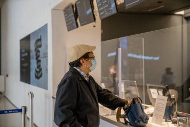 TIFF Bell Işıkkutusu, COVID-19 salgını nedeniyle sosyal uzaklık ölçümleri yürürlükte olan bu yıl çoğunlukla sanal bir festival olan 2020 Toronto Uluslararası Film Festivali boyunca neredeyse boşaldı..