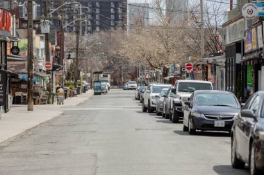 Toronto 'nun Kensington pazarındaki sokak, genellikle insanlarla dolu ama COVID-19 salgını yüzünden çoğu boş.. 