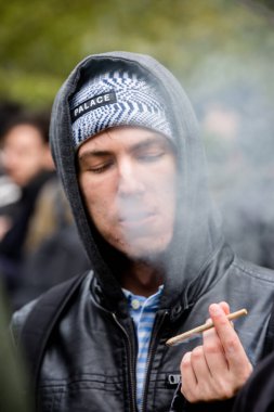 Adam, Trinity Bellwood Park 'ta Kenevir Yasallaştırma Günü' nde ot dumanı üfledi., 