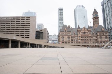 Nathan Phillip Meydanı, genellikle kalabalık bir kamusal alan, COVID-19 salgını dışında boş. 