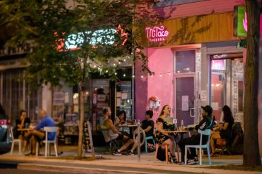 Toronto 'daki restoranların COVID-19 salgını sırasında içerideki yemek kısıtlamaları nedeniyle kaldırımlara ve sokaklara veranda kurmalarına izin verildi.. 