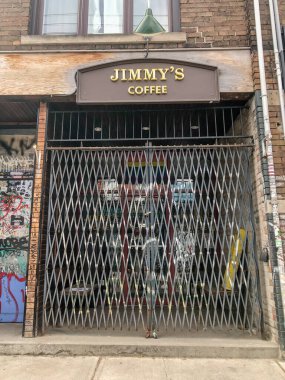 Kapalı dükkan önü. COVID-19 salgını sırasında pek çok mağaza kapanmak zorunda kaldı.