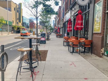 Toronto 'daki restoranlar, COVID-19 salgını sırasında içerideki yemek kısıtlamalarından dolayı sokağa masa kurabilirler.. 