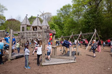 High Park 'taki Macera Bahçesi' nde oynayan çocuklar. 