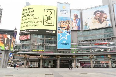 Genç ve Dundas Meydanı, genellikle kalabalık bir kamusal alan, COVID-19 salgını nedeniyle boş.. 