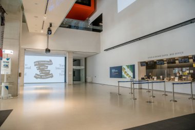 TIFF Bell Işıkkutusu, COVID-19 salgını nedeniyle sosyal uzaklık ölçümleri yürürlükte olan bu yıl çoğunlukla sanal bir festival olan 2020 Toronto Uluslararası Film Festivali boyunca neredeyse boşaldı..