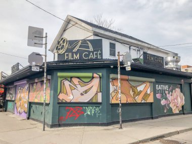 Kapalı dükkan önü. COVID-19 salgını sırasında pek çok mağaza kapanmak zorunda kaldı.