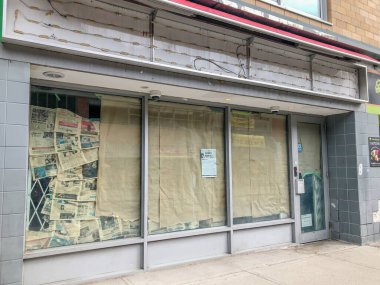 Kapalı dükkan önü. COVID-19 salgını sırasında pek çok mağaza kapanmak zorunda kaldı.