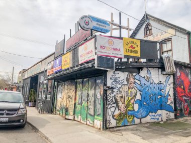 Kapalı dükkan önü. COVID-19 salgını sırasında pek çok mağaza kapanmak zorunda kaldı.