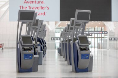 Toronto Pearson Uluslararası Havalimanı 'ndaki Terminal 1 COVID-19 salgını sırasında boş..