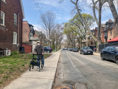 COVID-19 salgını sırasında yüz maskesi takan kişi.