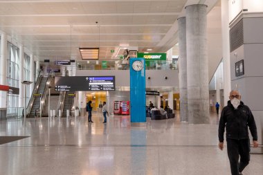 Toronto Pearson Uluslararası Havalimanı 'ndaki Terminal 1 COVID-19 salgını sırasında neredeyse boş..