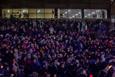Toronto Yahudi Cemaati nöbeti sırasında Mel Lastman Meydanı 'ndaki Pittsburgh Sinagogu Katliamı kurbanları için yüzlerce mum yakıldı., 