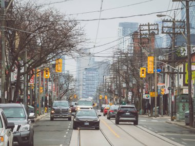 TORONTO, ONTARIO, CANADA - 21 Mart 2020: DOWNTown Caddesi, CORONA VIRUS DÜŞÜNÜĞÜ 'ne giden yolda çok az araç var.