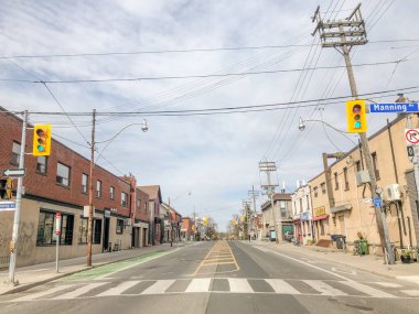 COVID-19 salgını sırasında şehir merkezindeki sokaklar boş..