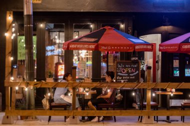 Toronto 'daki restoranların COVID-19 salgını sırasında içerideki yemek kısıtlamaları nedeniyle kaldırımlara ve sokaklara veranda kurmalarına izin verildi.. 