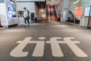 TIFF Bell Işıkkutusu, COVID-19 salgını nedeniyle sosyal uzaklık ölçümleri yürürlükte olan bu yıl çoğunlukla sanal bir festival olan 2020 Toronto Uluslararası Film Festivali boyunca neredeyse boşaldı..