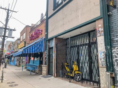 Kapalı dükkan önü. COVID-19 salgını sırasında pek çok mağaza kapanmak zorunda kaldı.