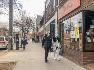 COVID-19 salgını sırasında insanlar yüz maskesi takıyor.