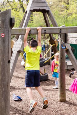 High Park 'taki Macera Bahçesinde oynayan çocuk. 