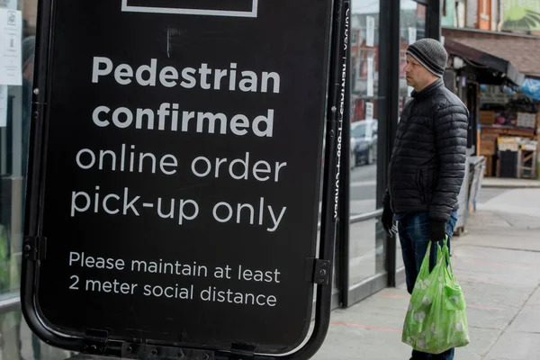 Toronto Daki Kensington Marketinin Önünde Door Bekleyen Bir Adam Var — Stok fotoğraf