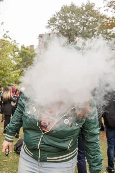 Hatalmas Mennyiségű Füvet Szív Kannabisz Legalizáció Napján Trinity Bellwoods Parkban — Stock Fotó