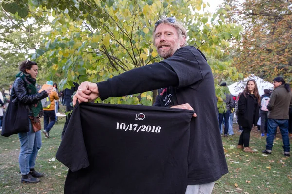 男子在Trinity Bellwood公园出售庆祝大麻合法化日的T恤衫 — 图库照片