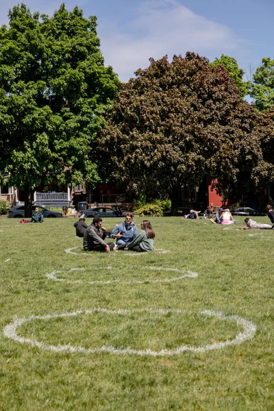 사람들은 트리니티 공원에서 사회적 있습니다 지름은 피트이며 간격으로 배치되어 공원을 — 스톡 사진