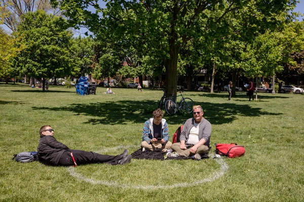 사람들은 트리니티 공원에서 사회적 있습니다 지름은 피트이며 간격으로 배치되어 공원을 — 스톡 사진