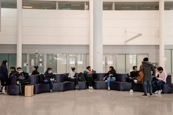 Люди Сиділи Разом Терміналі Міжнародному Аеропорту Торонто Під Час Пандемії — стокове фото