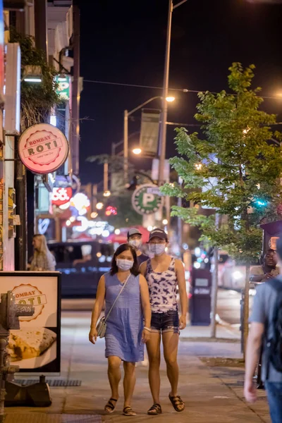 Menschen Tragen Gesichtsmasken Beim Gang Durch Die Innenstadt Während Der — Stockfoto