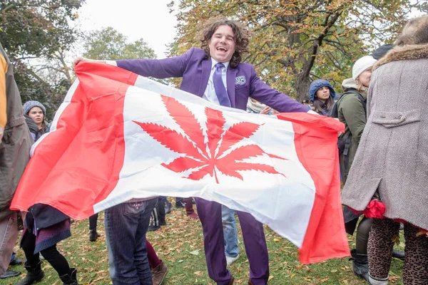 Άνθρωπος Χορεύει Κρατώντας Καναδική Σημαία Φύλλα Μαριχουάνας Στη Μέση Αντί — Φωτογραφία Αρχείου