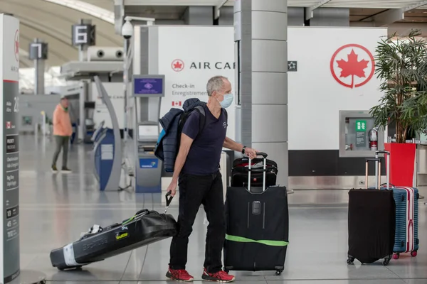 Мандрівник Носить Маску Обличчя Міжнародному Аеропорту Торонто Пірсон Під Час — стокове фото