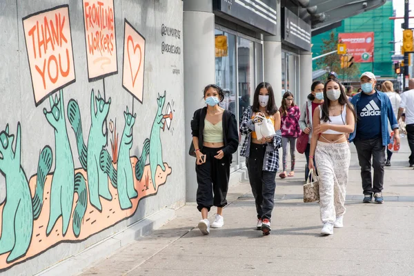 사람들은 Covid 범유행중에 토론토 시내에서 마스크를 — 스톡 사진