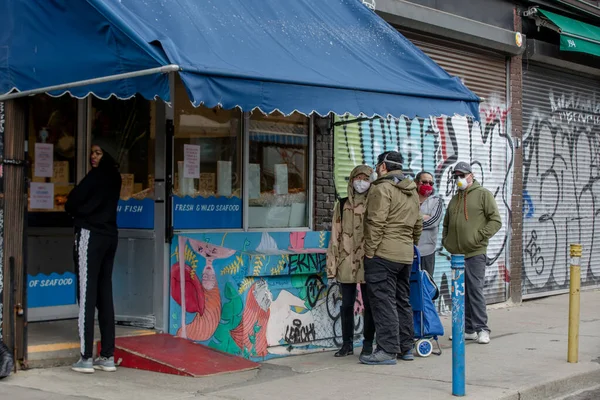 Nsanlar Balık Dükkanının Önünde Kuyrukta Bekliyor Mağazalar Covid Salgınından Dolayı — Stok fotoğraf
