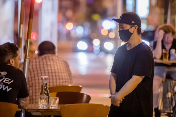 Servitören Bär Ansiktsmask Medan Han Serverar Beskyddare Restauranger Toronto Har — Stockfoto