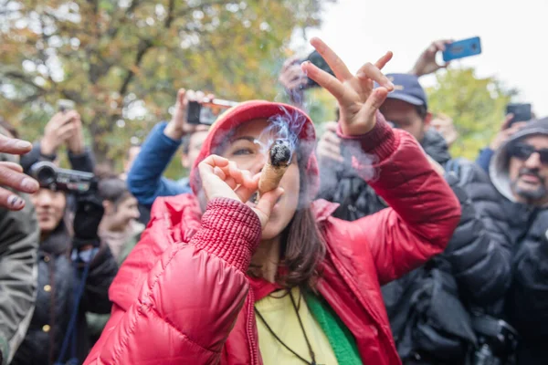 Žena Kouří Velký Joint Slaví Den Legalizace Konopí Parku Trinity — Stock fotografie