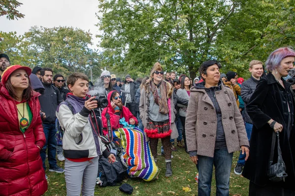 Davy Lidí Slaví Den Legalizace Konopí Parku Trinity Bellwoods — Stock fotografie