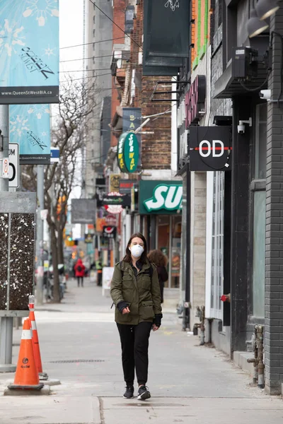 Şehir Merkezinde Covid Salgınından Dolayı Yüz Maskesi Takıyor — Stok fotoğraf
