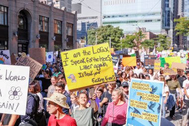 TORONONTO, ONTARIO, CANADA - 27 Eylül 2019: 'Gelecek İçin Cuma' iklim değişikliği protestosu. Küresel İklim Grevi 'nde binlerce insan pankartlarla yürüyor